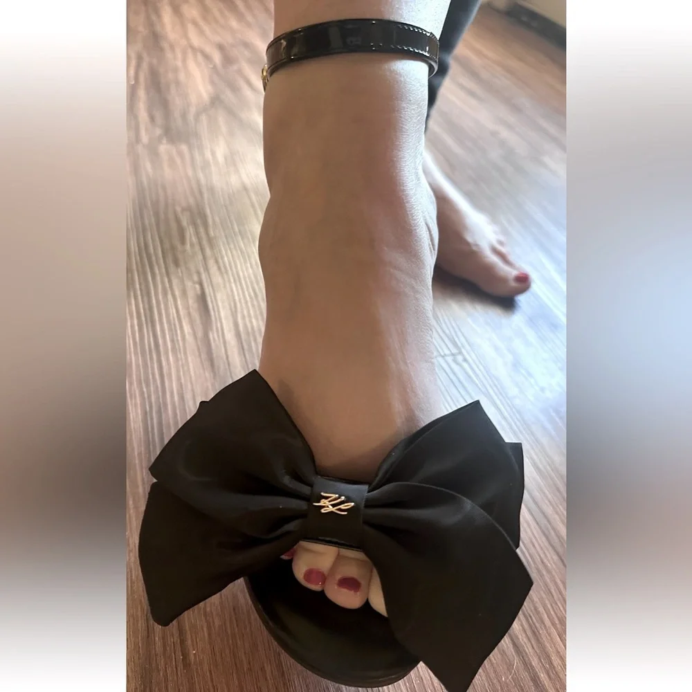 KARL LAGERFELD Black 4 inch Heels Bow Accents Size 7 - Picture 2 of 7